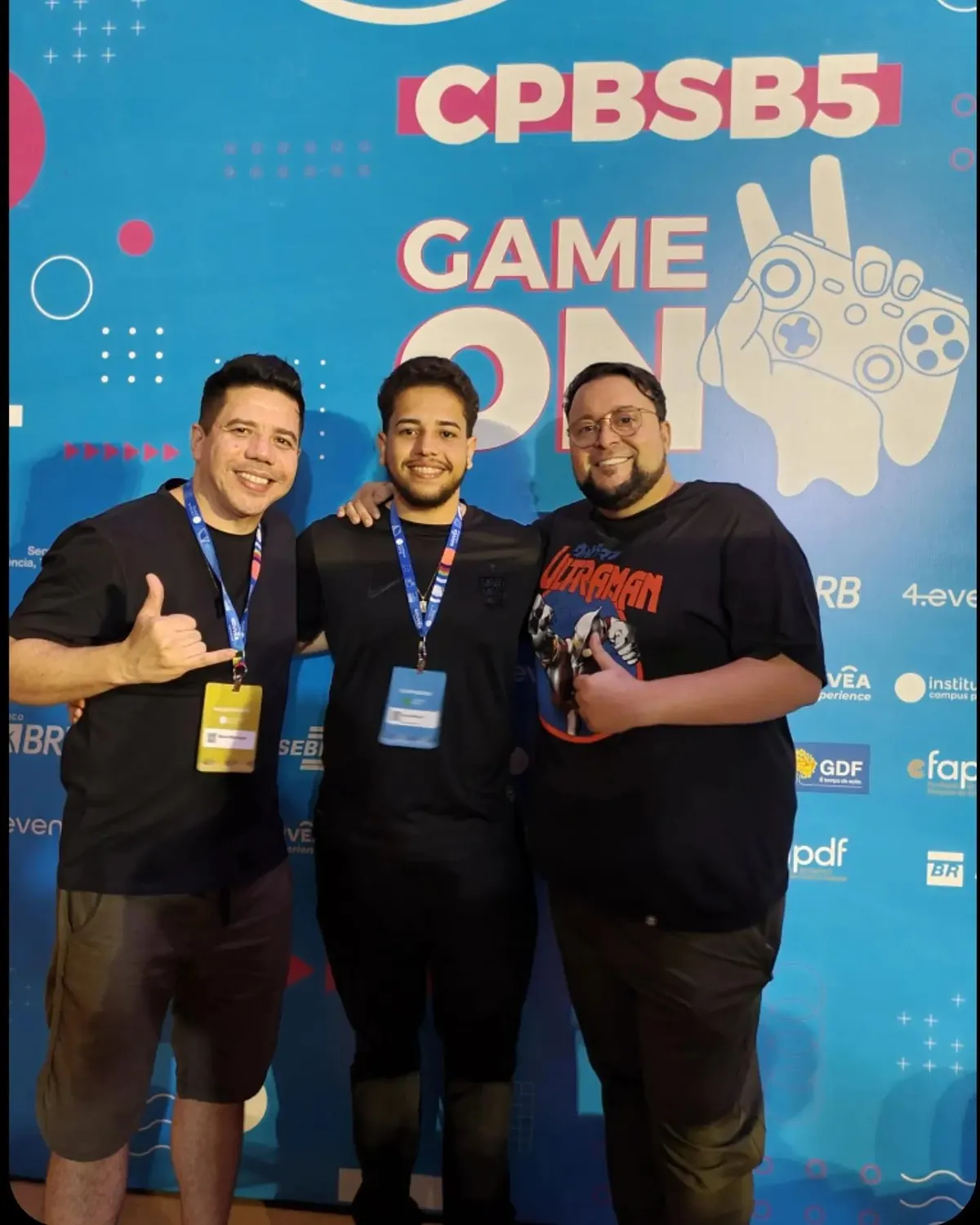 Com amigos no palco Game On da Campus Party Brasília